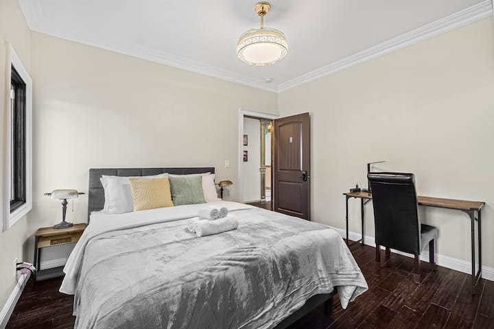 Izba č.6, manželská posteľ, písací stôl a písací stôl, súkromný šatník.