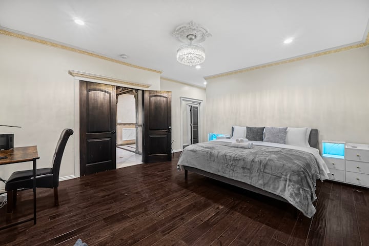 Izba č.7, manželská posteľ, vlastná kúpeľňa/vlastné skrine/rozkladacia pohovka/písací stôl a písacia stolička