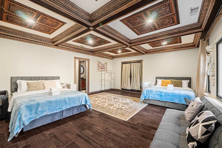 Spálňa č.1, dve veľké manželské postele, jedna rozkladacia pohovka a jedna detská postieľka.
Súkromná kúpeľňa