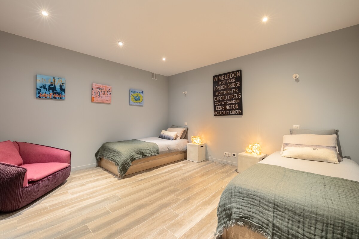 El "dormitorio para niños" ofrece arreglos para dormir para 2 - 4 niños con 2 camas que se deslizan debajo de las otras 2. No aceptamos más de 10 adultos en la propiedad. El baño dedicado (#5)  está a la vuelta de la esquina 