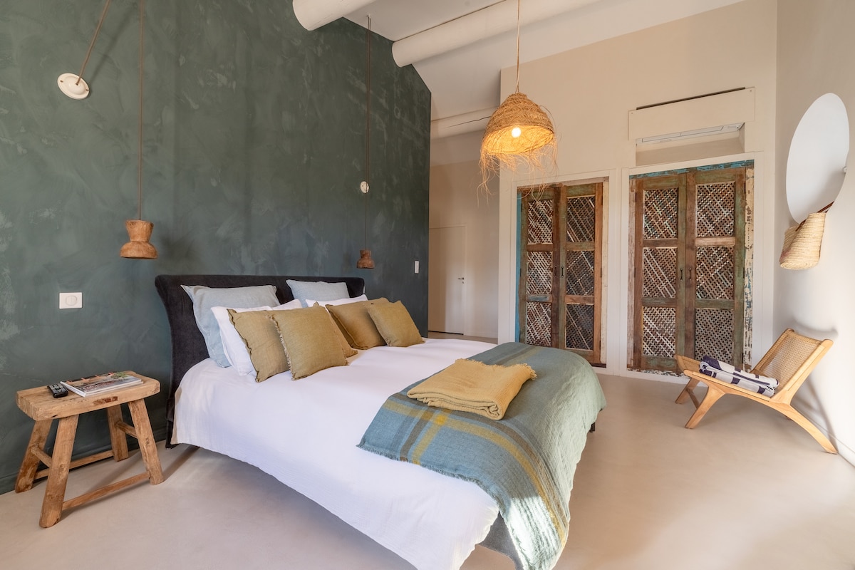 Large Après Masters Bedroom on 1st floor