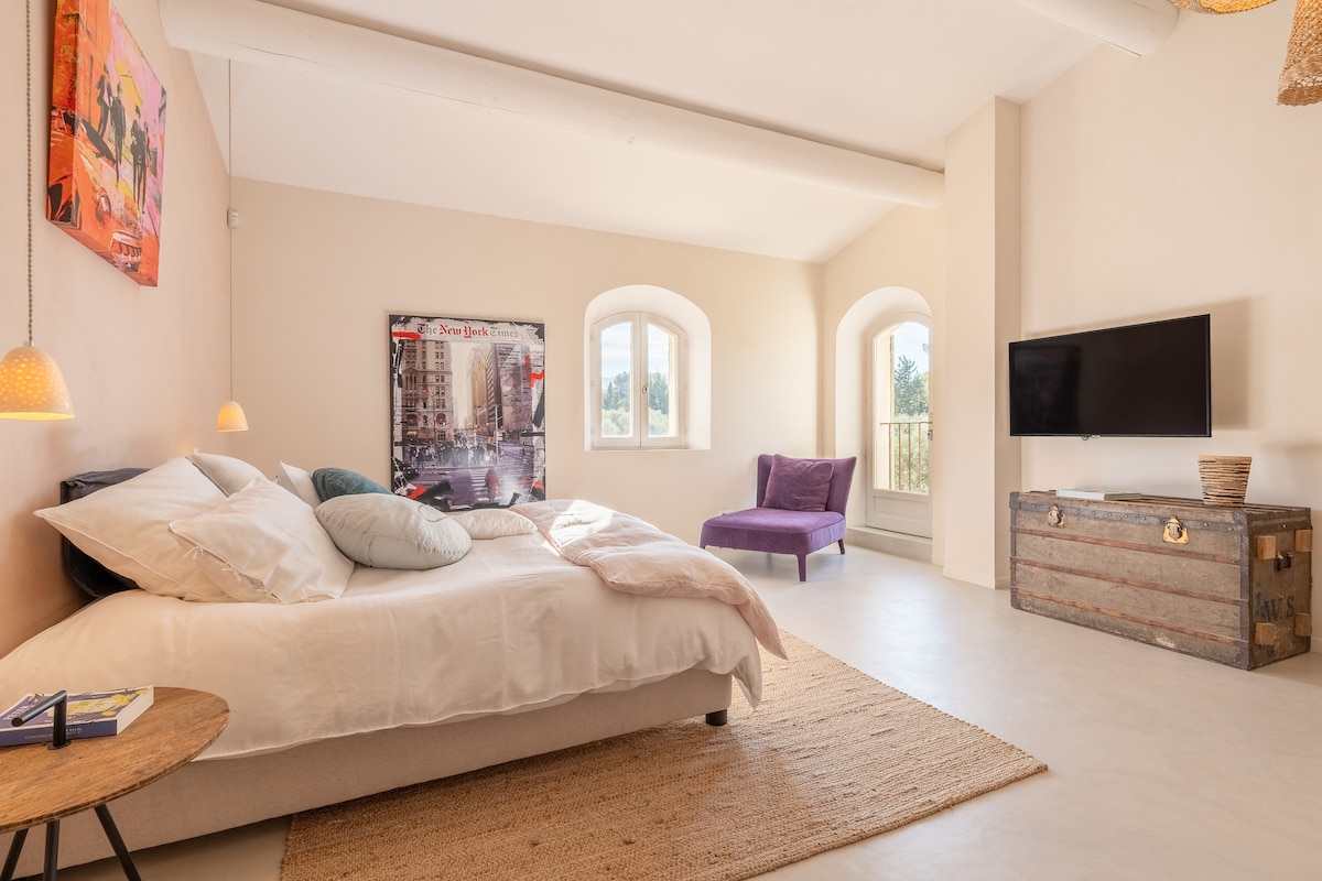 Amplio dormitorio principal con baño en el primer piso, con vestidor