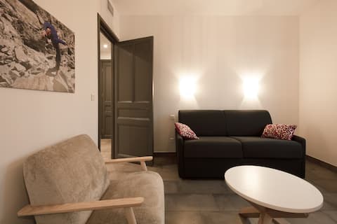 Top performing Airbnb: "Le Rivoli" by EnjoyNice: A/C and beach at 2 min in Rue De France