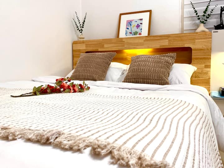 El sofisticado ambiente blanco y los detalles cuidados proporcionan un ambiente acogedor que te hace querer quedarte. Hemos preparado ropa de cama de la habitación de hotel para que puedas relajarte en un espacio cálido. 
