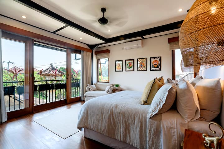  Კომფორტული საწოლები ჰევეიას თეთრეულით 
 Შეზლონგის სკამები და საკითხავი განათება – მყუდრო კუთხეები დასვენებისთვის.
 Ოთახის გამუქებული ფარდები – მშვიდი ძილის უზრუნველყოფა.
 Გარდერობი დასაკიდი სივრცითა და საკიდებით – მარტივი ორგანიზება ხანგრძლივი სტუმრობისთვის.