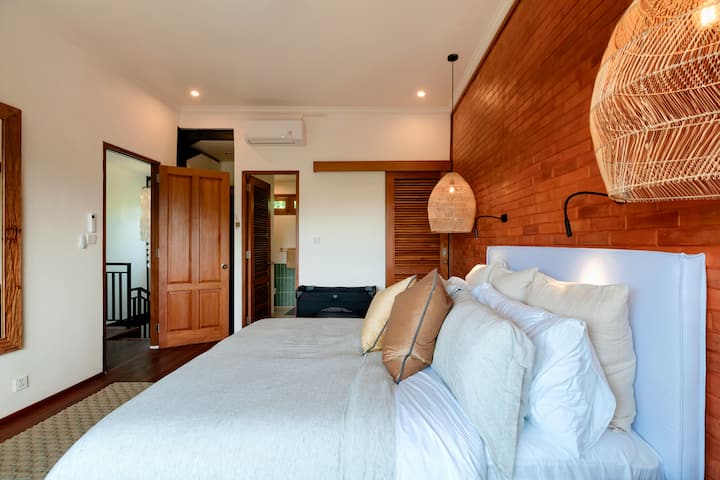  Კომფორტული საწოლები ეკო ჰევეიას თეთრეულით
 Შეზლონგის სკამები და საკითხავი განათება – მყუდრო კუთხეები დასვენებისთვის.
 Ოთახის გამუქებული ფარდები – მშვიდი ძილის უზრუნველყოფა.
 Გარდერობი დასაკიდი სივრცითა და საკიდებით – მარტივი ორგანიზება ხანგრძლივი სტუმრობისთვის.