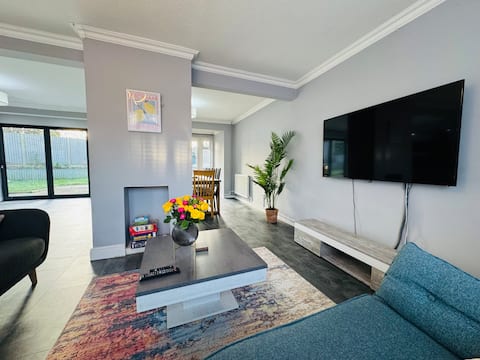 Spacious Open-Plan Modern House w/ Garden&Parking