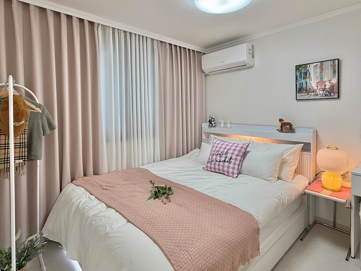  Სასიამოვნო და სტუმართმოყვარე
Ეს არის ოთახი
Სასტუმროს კლასის თეთრეული და შიდა ფარდები დამონტაჟებულია Q ‑ ზომის საწოლებზე, ამიტომ დაღლილი მოგზაურებისთვის კომფორტულ ძილს შევთავაზებთ.
Ხელმისაწვდომია თბილი განათება, საგარდერობო მაგიდა და საკიდები