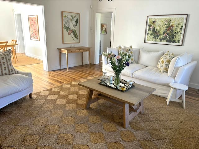 Claremont Upper home with mountain views gallery image 3