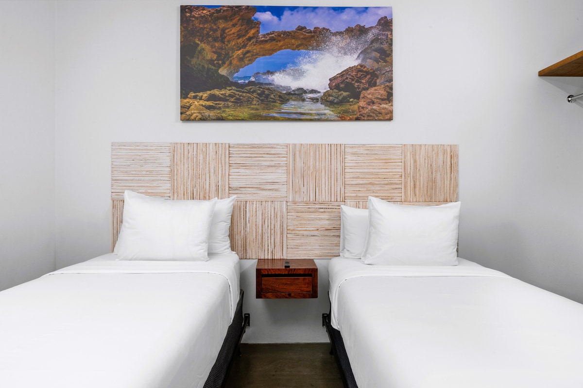 חדר שינה 2 | בין אם אתם אורחים או מחפשים רגע של בדידות, החלל המזמין הזה מבטיח רוגע והתחדשות, מה שהופך אותו לבית המושלם הרחק מהבית. שתי מיטות יחיד, מצעי כותנה לבנים פריכים, טלוויזיה וחדר רחצה צמוד