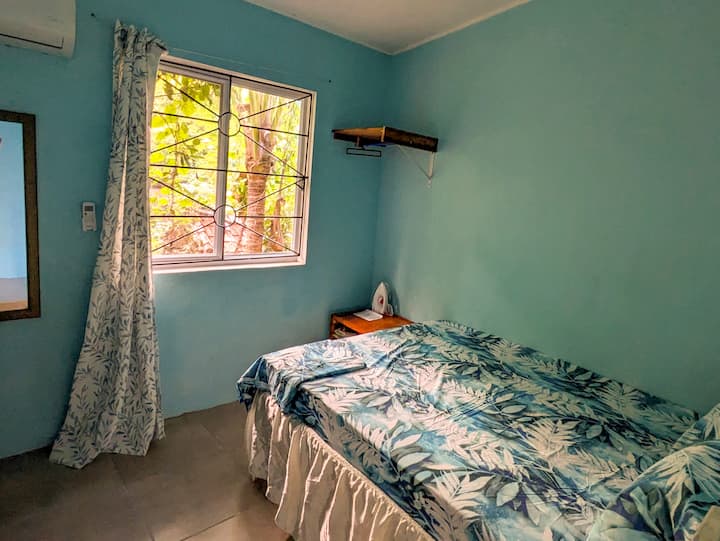 Posteľ v plnej veľkosti, klimatizácia, okno so sieťkou a bezpečnostnými mrežami, zámky dverí.