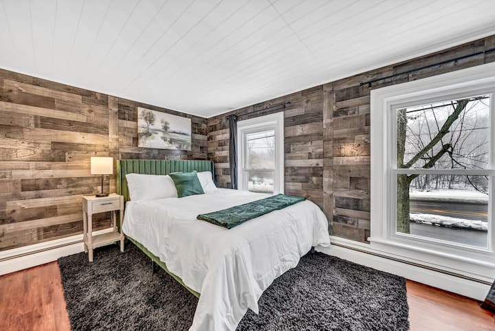 Central Location With Free Parking & Free Wifi - Hamburg, NY