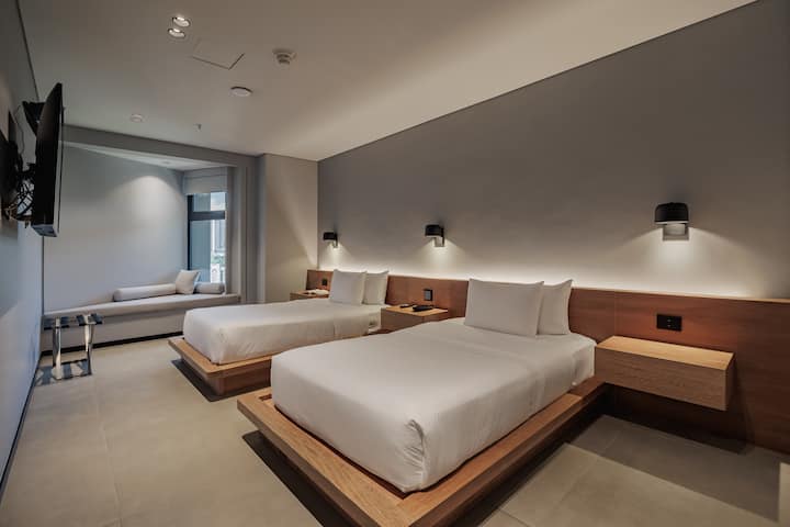 Furahia vitanda viwili pacha, mwangaza wa joto, dirisha lenye mwonekano na sehemu nzuri ya kusoma. Inafaa kwa familia au marafiki wanaotafuta starehe. Ina kiyoyozi, Televisheni mahiri na sehemu yote unayohitaji ili ujisikie nyumbani.