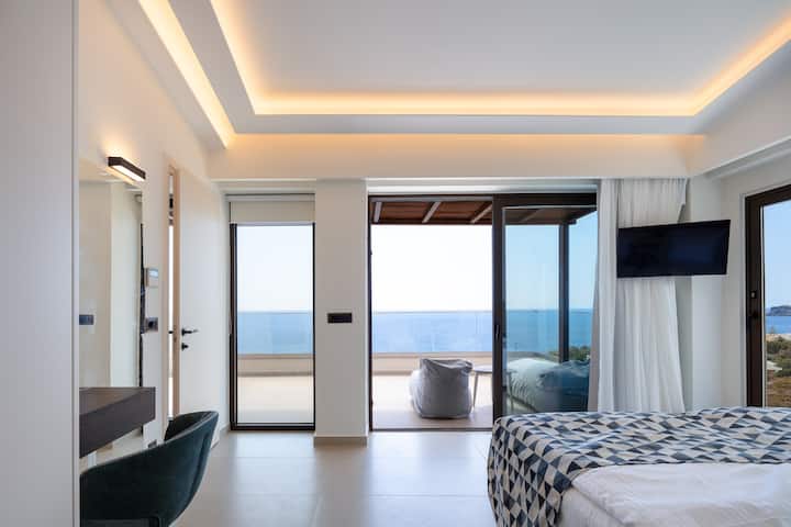 The bedroom on the second floor of the Alfa home residence of the villa with an ensuite bathroom has a balcony with a sea panoramic view.