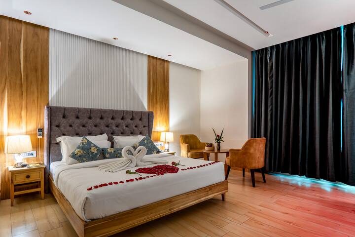Luxury Valley View Room Wth Balcony On Mall Road - Mussoorie