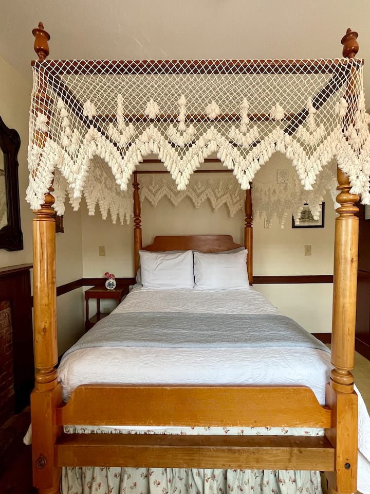 מיטת קווין סייז עם חופה זו נמצאת בחדר הראשי של הסוויטה. החדר כולל אח, שידה, שידה צמודה וחדר רחצה צמוד ופינת ישיבה.