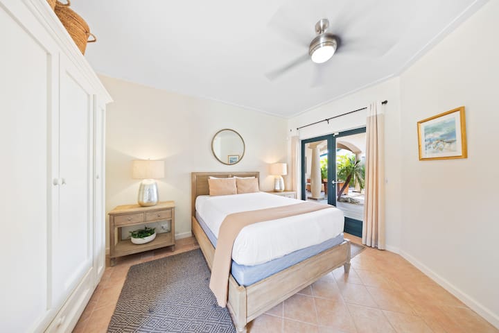 舒适的卧室，光线柔和，设计优雅，自然光线充足，可欣赏户外露台的美景，营造出宁静的氛围。






