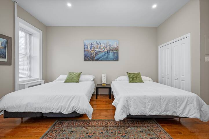 5 Bedrooms Townhouse in NYC gallery image 2