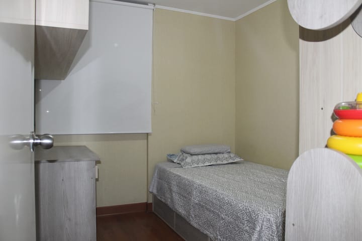 Vedľajšia spálňa ponúka štvorcovú a polovičnú posteľ s oblečením na mieru a šatníkom.