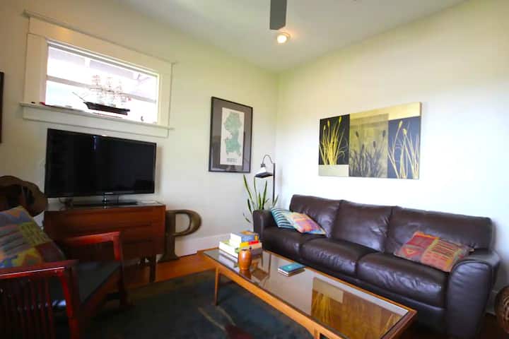 Escape To Madrona: Restored Craftsman And Kitchen - University Village - Seattle
