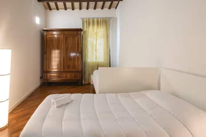 חדר זוגי, זווית שמראה את ארון העץ האותנטי והאלגנטי.