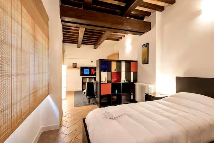 הטברנה הזו מקבלת את פניכם באווירה אותנטית ועוטפת. ספה נפתחת, מיטה וטלוויזיה משלימים את החלל, ומציעים נוחות ובידור באווירה ייחודית.