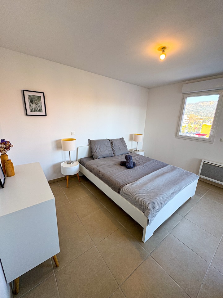 Кревет 200 x 170 см (помеѓу брачниот и брачниот кревет: 2 единечни душека залепени): за дополнителна удобност нудиме 2 единечни јоргана за секој кревет, а не голем јорган

мрежа против комарци

обезбедена постелнина (чаршафи + крпи)