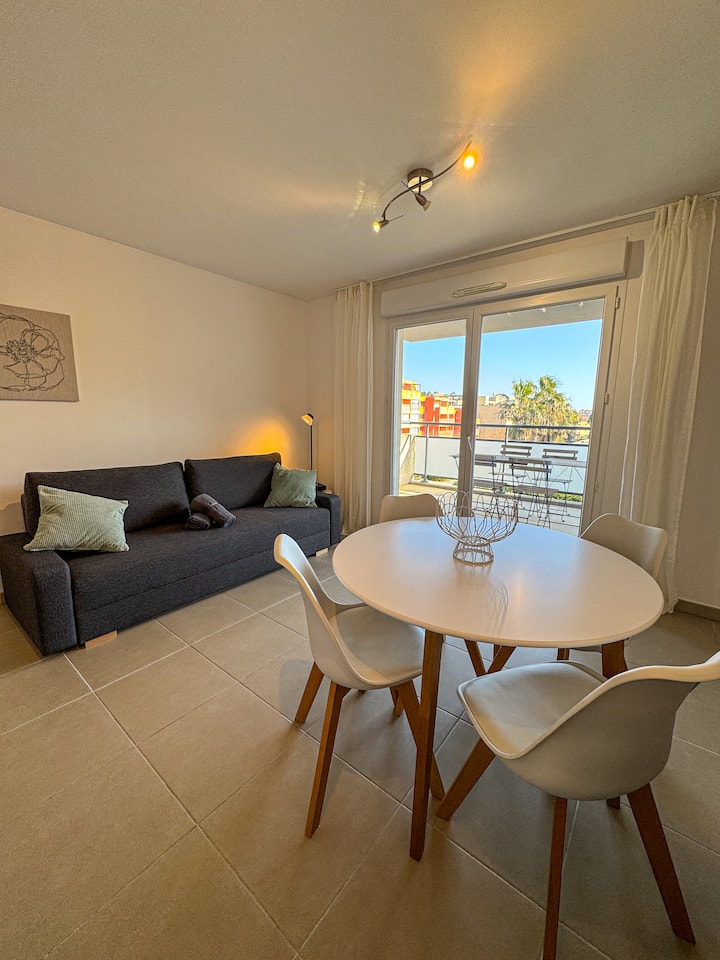 кауч на спуштање 144x200

обезбедена постелнина (чаршафи + крпи)

