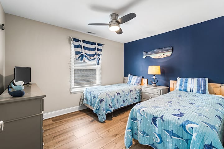 Ორადგილიანი საძინებელი მომხიბლავი და მყუდრო სივრცეა, რომელიც იდეალურია ბავშვებისთვის, მეგობრებისთვის ან სტუმრებისთვის, რომლებიც კომფორტულ და მშვიდ დასვენებას ეძებენ.