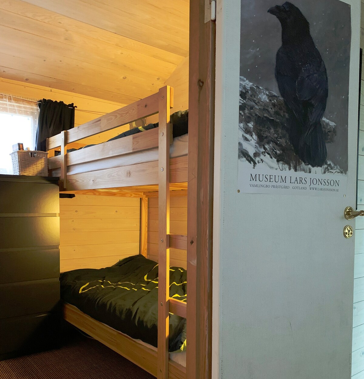 En våningssäng, två bäddar totalt.