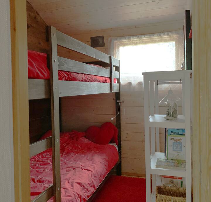 En våningssäng, två bäddar totalt.