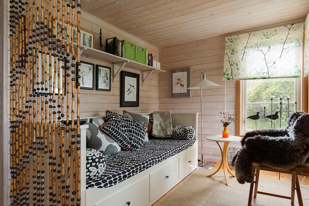 Bäddsoffa med plats för två (dubbelsäng, ca 160 cm bred) om den bäddas ut. 