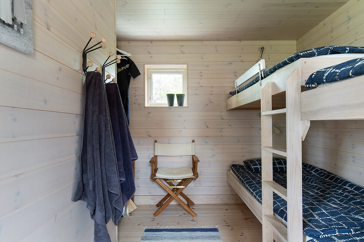 Två våningssängar, fyra bäddar totalt.