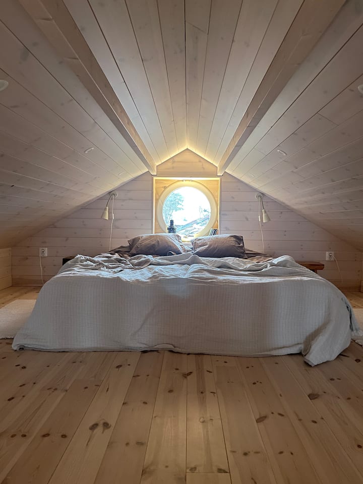 Loft med dubbelsäng (två 90 cm enkelsängar som går att dra isär om det behövs).