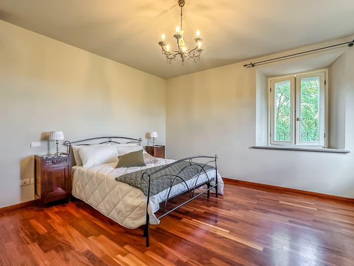 Оваа соба се наоѓа на првиот кат, пристапна е преку скали. Целосно опремено. Панорамски поглед на природните области. 