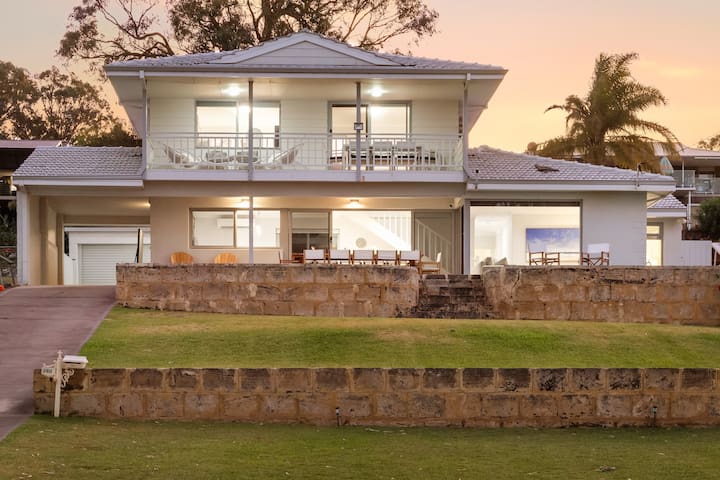 Dawesy – Waterfront + Dogs + Mooring Ball + Family gallery image 2