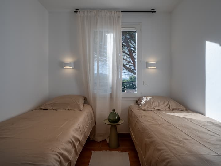 המיטות הבודדות יכולות להתאחד כדי ליצור מיטה זוגית (יש להיזהר שזה יישאר מצעים למיטת יחיד)
80x90