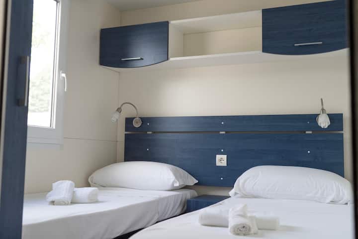 يتم تجهيز الأسرّة بالكامل عند وصول ضيوفنا. 
يتم تضمين مجموعة من الملاءات والمناشف (3 قطع لكل مجموعة)، لكل شخص، بالفعل في سعر الإقامة الليلية
(في الصيف، تتوفر البطانيات عند الطلب)