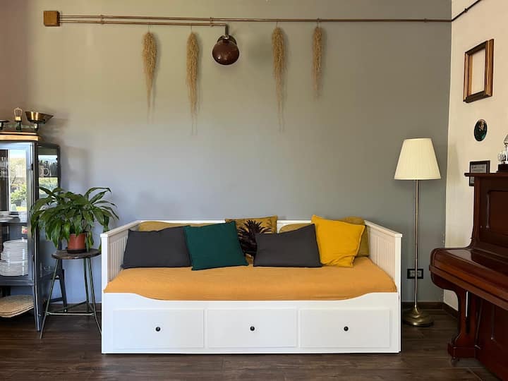 ספה נפתחת זוגית, יכולה להכיל בנוחות עד 4 אנשים