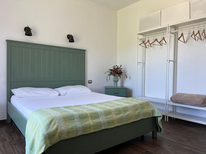 מיטה עם מזרן זיכרון ואורות מעומעמים רכים להתחדשות המנוחה. כל פרט מזמין שינה רגועה בסביבה נוחה.