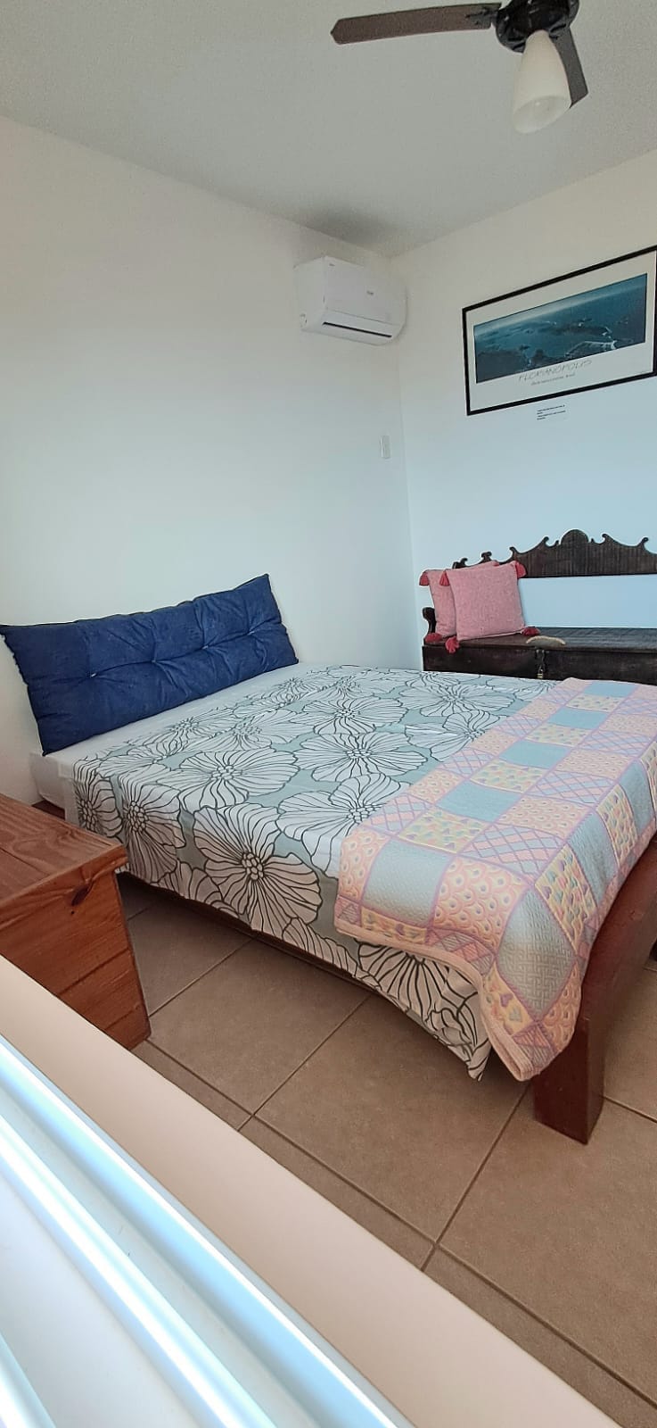 ห้องพักพร้อมเตียงคู่พัดลมเพดานและเครื่องปรับอากาศ ในฤดูหนาวจะมีเรือนกระจกวางอยู่ ที่นอนความหนาแน่นใหม่ 33.