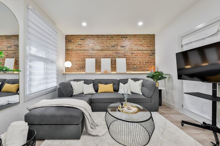 Modern Luxury | NEW | Central MTL | Street Parking