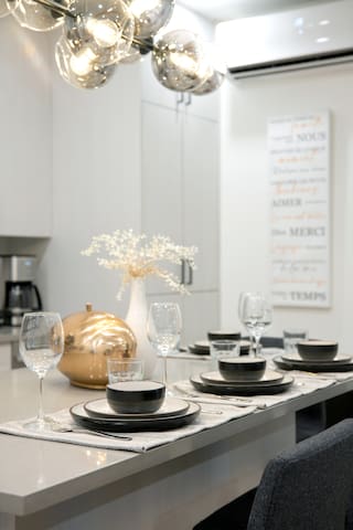 Modern Luxury | NEW | Central MTL | Street Parking gallery image 3