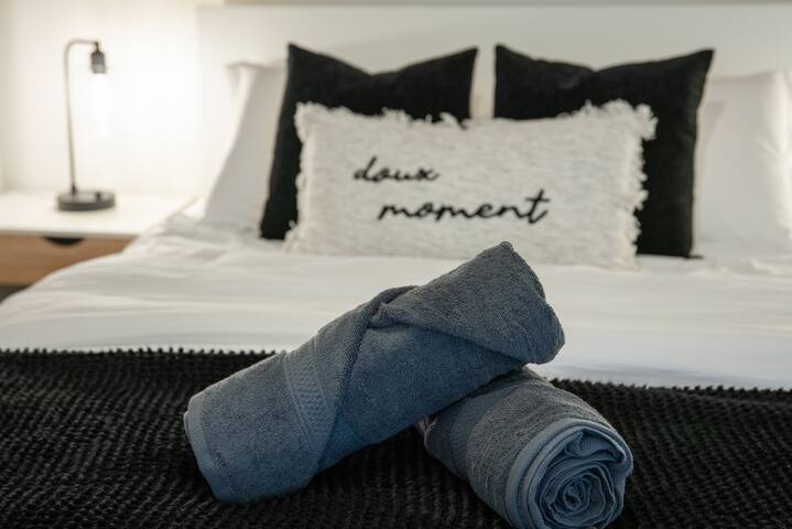 Modern Luxury | NEW | Central MTL | Street Parking gallery image 5