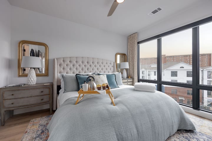 Wake up to Nashville views from a plush king bed with direct balcony access. A calming retreat after a day at Centennial Park or a night out on Broadway.