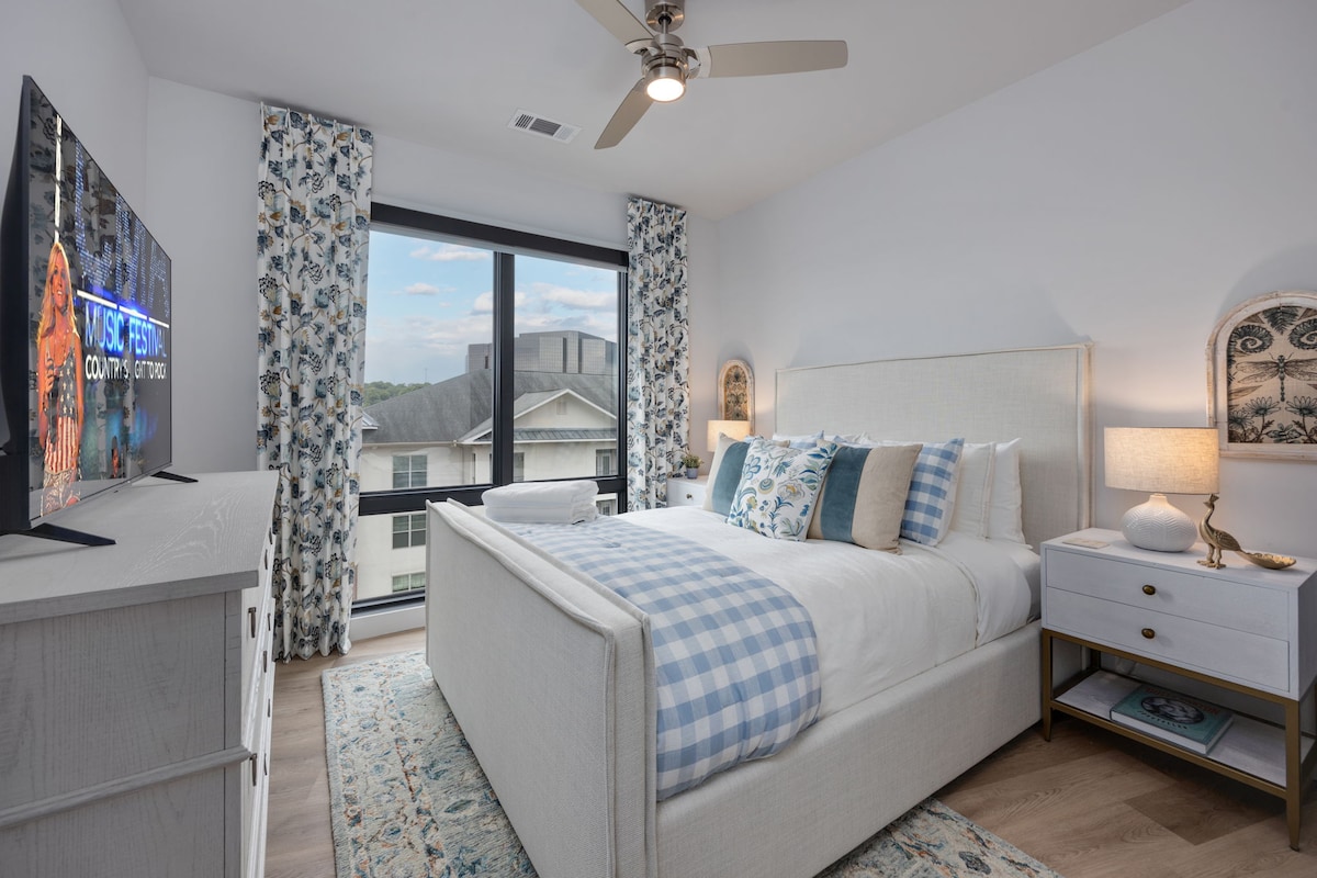 Pohodlná spálňa pre hostí s hrejivým dizajnom a útulnou posteľnou bielizňou. Ideálne pre páry, priateľov alebo rodinu, aby sa dobre vyspali a zobudili pripravení na dobrodružstvá v Nashville.