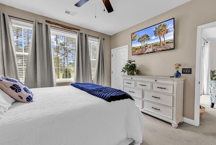 ძირითადი საძინებელი 150‑179 სმ ზომის საწოლით, სმარტ‑ტელევიზორითა და სანაპიროს სტილით