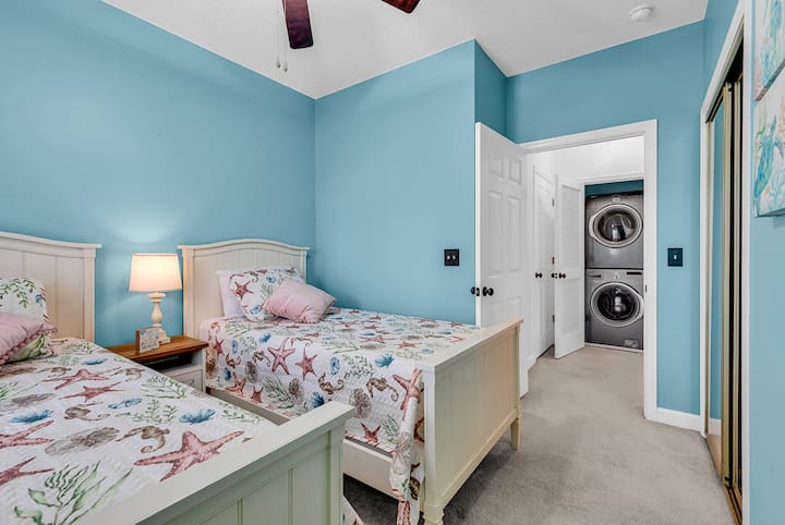 საძინებელი ორი ერთადგილიანი საწოლით — იდეალურია ბავშვებისთვის ან მეგობრებისთვის