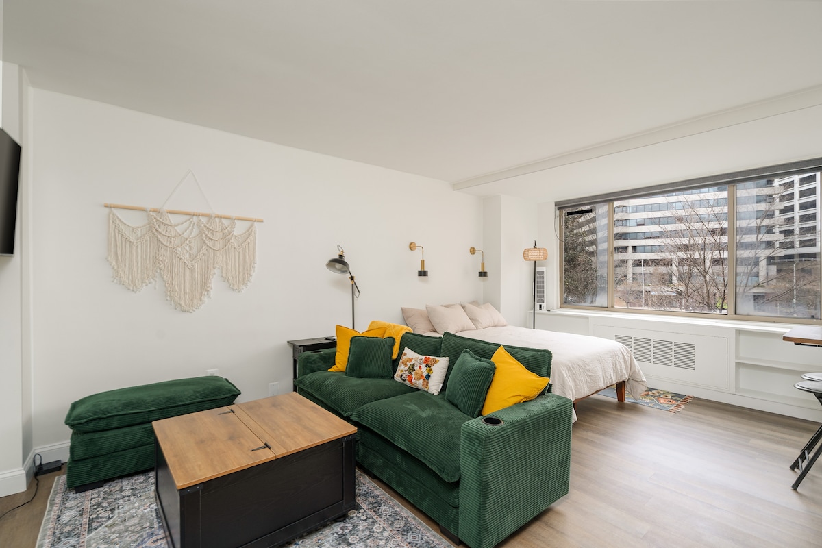 Tento útulný garsónkový apartmán ponúka príjemný obývací priestor ideálny na oddych spolu s plnohodnotnou posteľou oblečenou v mäkkej bielizni na pokojný spánok.