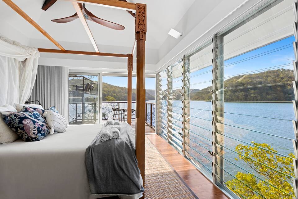 A water-access-only house on the Hawkesbury, Berowra Waters, New South Wales, Australia, photo 4 of 10